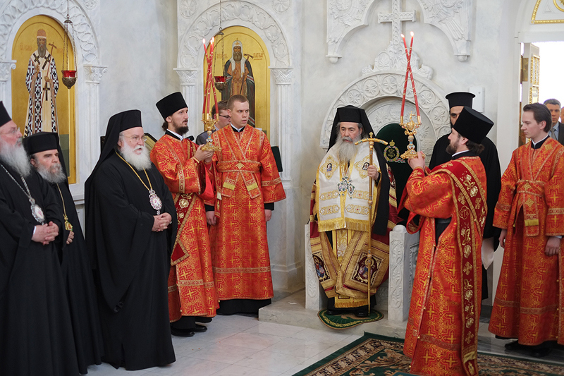بطريرك المدينة المقدسة يزور البطريركية الروسية