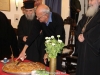 10تقطيع كعكة الفاسيلوبيتا في مقر الجالية اليونانية في القدس
